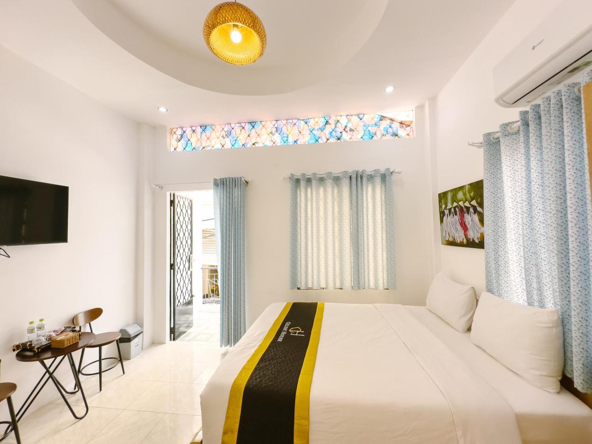 Zimmer mit Queensize-Bett und Balkon
